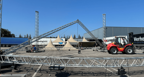 Opbouw jubileumfeest eigen terrein