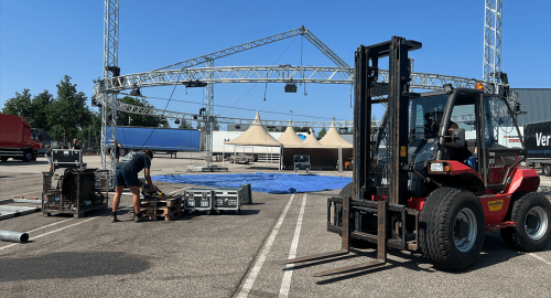 Opbouw jubileumfeest eigen terrein