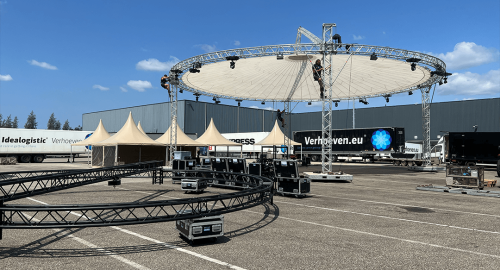 Opbouw jubileumfeest eigen terrein